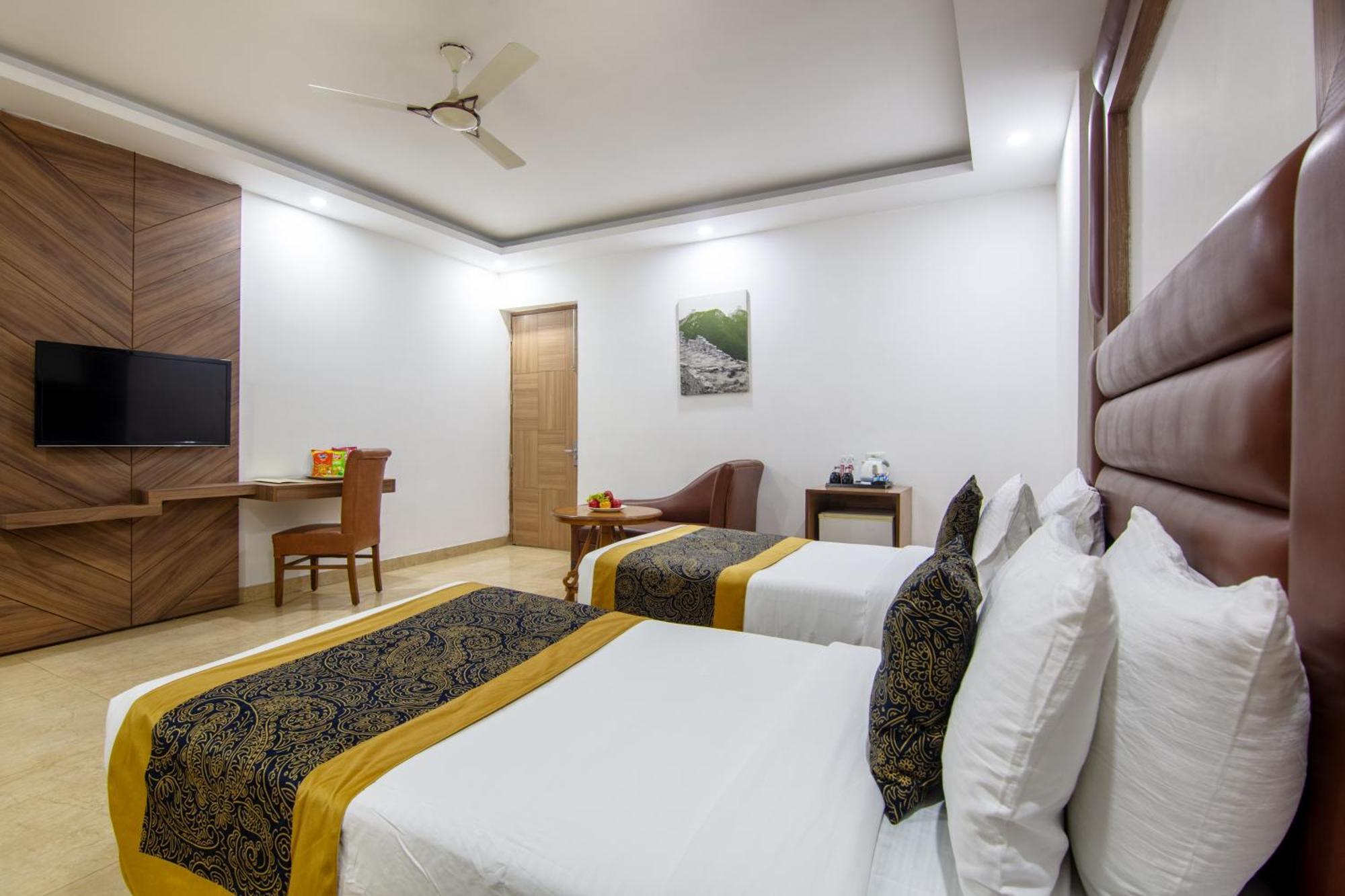 Hotel Lohmod At National Highway 8 - Free Airport Transffer 뉴델리 외부 사진